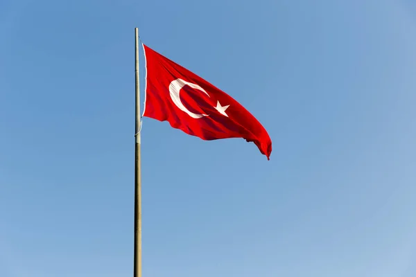 Bandera Turca Sobre Poste Largo Hierro Metálico Ondeando Cielo Azul —  Fotos de Stock