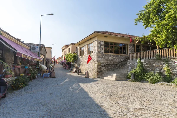 Çanakkale, Türkiye - 04 Ağustos 2017: Bigalı köyü Mustafa Kemal Atatürk Evi ve Müzesi ile Türk bayrağı ve Atatürk heykeli mavi gökyüzü arka plan üzerinde.