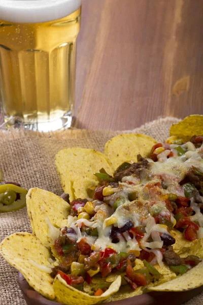 Mexické Nachos Pečený Kastrolu Sýrem Fazole Kukuřice Horké Jalapeno Kuře — Stock fotografie