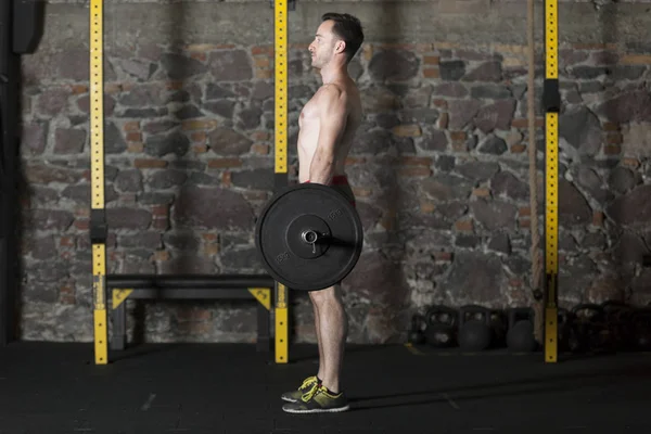 Atleta Masculino Topless Practicando Ascensores Olímpicos Gimnasio Con Fondo Pared — Foto de Stock