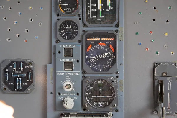 センター コントロール パネルと飛行機のパイロットのコックピット クローズ アップ エンジン送信電力制御の高詳細なビューおよび他の航空機コントロール ユニットを近代的な民間旅客機のコックピット — ストック写真