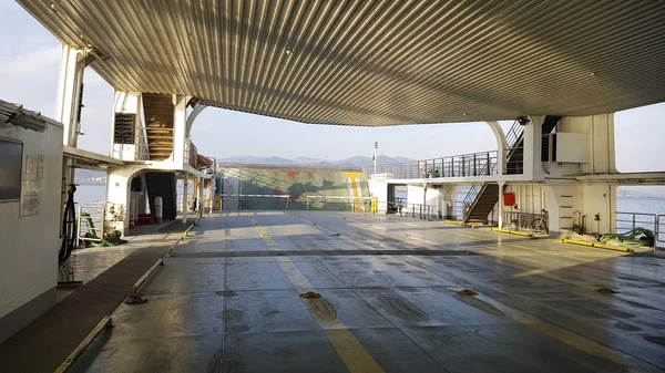 Izmir, Türkiye - 04 Ağustos 2017: bağlantı noktası boş araba feribot tekne