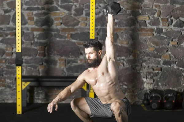 Joven Atleta Barbudo Sin Camisa Practicando Secuestros Mancuerna Gimnasio Concepto — Foto de Stock