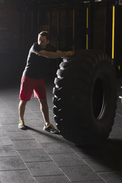 Black Shirt Man Flipping Big Heavy Tire Gym — Stock Photo, Image