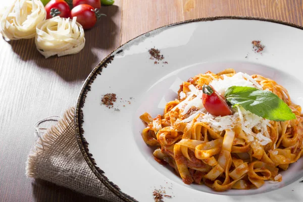 Bolognese Fettuccine Makaron Sosem Pomidorowym Misce Biały Leżał Płaskim — Zdjęcie stockowe