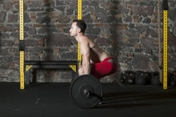 Atleta Masculino Topless Practicando Ascensores Olímpicos Gimnasio Con Fondo Pared — Foto de Stock