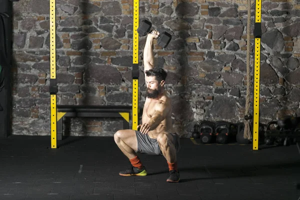 Joven Atleta Barbudo Sin Camisa Practicando Secuestros Mancuerna Gimnasio Concepto — Foto de Stock