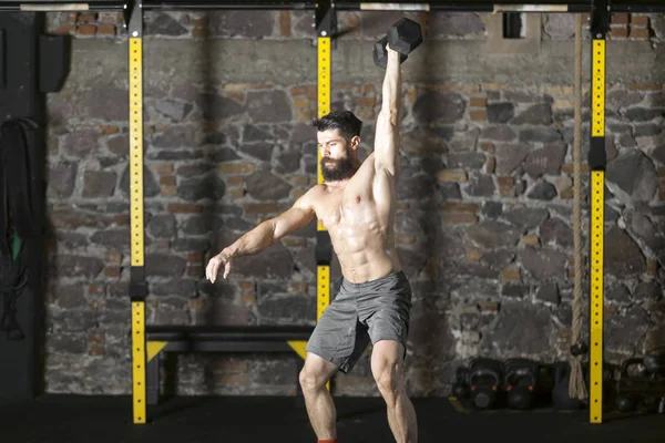 Joven Atleta Barbudo Sin Camisa Practicando Secuestros Mancuerna Gimnasio Concepto — Foto de Stock