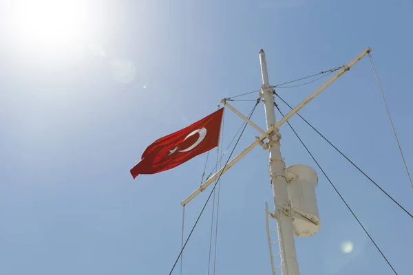 Drapeau Turc Flottant Mât Yacht Avec Ciel Bleu Clair Soleil — Photo