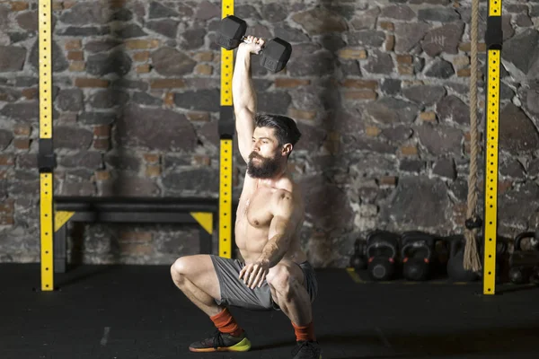 Young Bearded Shirtless Athlete Practicing Dumbbell Snatches Gym Dark Photography — Stock Photo, Image