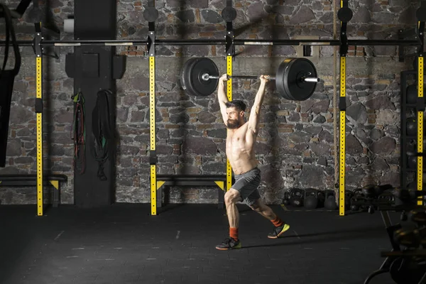 Joven Atleta Barbudo Sin Camisa Entrenando Con Una Pesada Barra — Foto de Stock