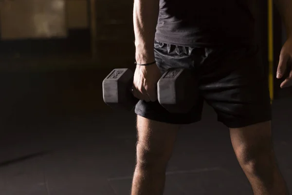 Atleta Practicando Secuestros Mancuerna Gimnasio Concepto Fotografía Oscura Con Espacio — Foto de Stock