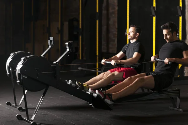 Dos Jóvenes Deportistas Que Realizan Ejercicio Push Gimnasio Concepto Fotografía — Foto de Stock