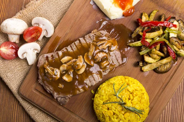 Carne Asada Filete Con Salsa Champiñones Verduras Arroz Sobre Fondo — Foto de Stock