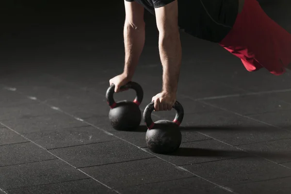 Atleta Ejercitando Flexiones Pesas Gimnasio Concepto Fotografía Oscura Con Espacio — Foto de Stock