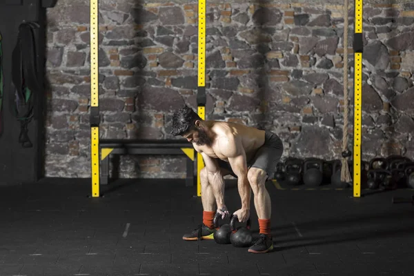 Giovane Atleta Barbuto Senza Maglietta Che Scalda Con Kettlebells Allenamento — Foto Stock