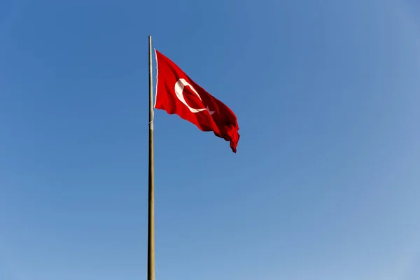 Bandera Turca Sobre Poste Largo Hierro Metálico Ondeando Cielo Azul —  Fotos de Stock