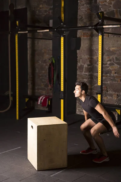 Hombre Hispano Fuerte Guapo Punto Saltar Una Caja Gimnasio Entrenamiento — Foto de Stock