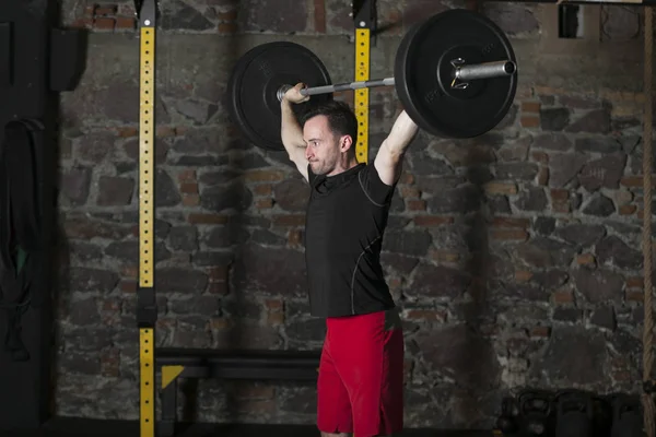 Camiseta Negra Atleta Masculino Corto Rojo Practicando Ascensores Olímpicos Gimnasio — Foto de Stock