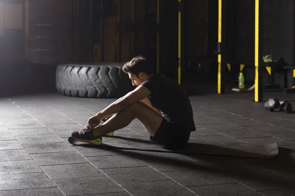 Joven Atleta Practicando Abdominales Gimnasio Concepto Negro — Foto de Stock