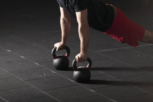 Atleta Ejercitando Flexiones Pesas Gimnasio Concepto Fotografía Oscura Con Espacio — Foto de Stock