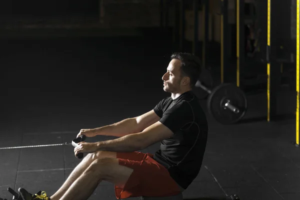 Joven Deportista Que Realiza Ejercicio Push Gimnasio Concepto Fotografía Oscura — Foto de Stock