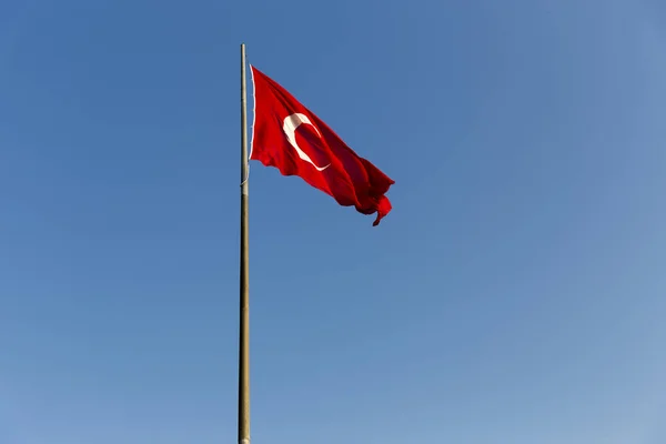 Bandeira Turca Longo Poste Ferro Metálico Acenando Céu Azul Bandeira — Fotografia de Stock