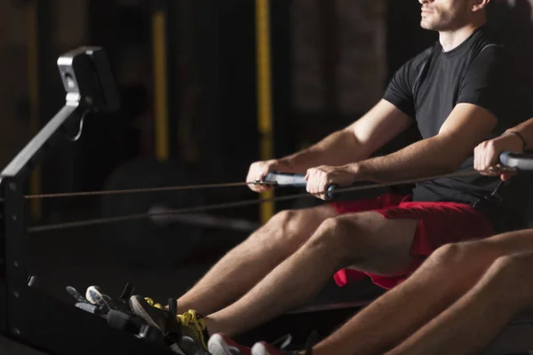 Dua Olahragawan Muda Melakukan Latihan Push Gym Konsep Fotografi Gelap — Stok Foto