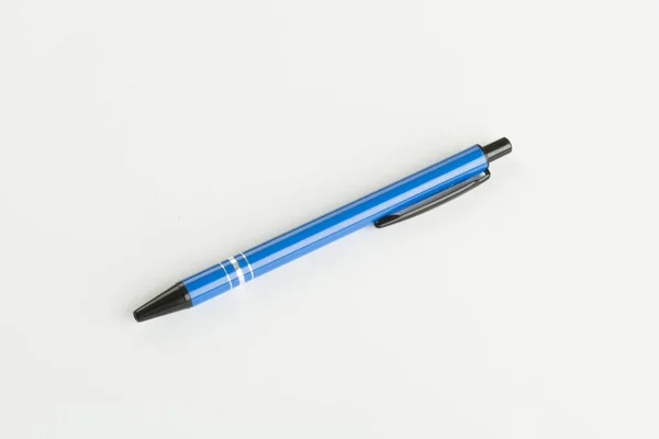 Blå Och Svart Kulspetspenna Plastpenna Isolerad Vit Bakgrund Den Metall — Stockfoto