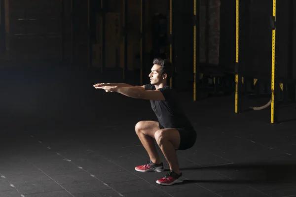 Joven Atleta Masculino Practicando Sentadillas Gimnasio Concepto Fotografía Oscura Con — Foto de Stock