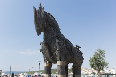 Çanakkale, Türkiye - 04 Ağustos 2017: Truva atı Çanakkale görünümünde. Wolfgang Petersen'ın 2004 filmi Troy sonra şehre bir dekor kullanılan tahta at bağışlanan yapıldı.. 