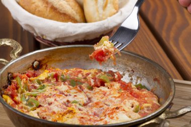 Türk kahvaltı Menemen ya da omlet domates salçası, biber, peynir ve sığır eti pastırma ile.