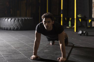 Siyah elbiseli push up vasıl jimnastik salonu pratik ile genç atlet.