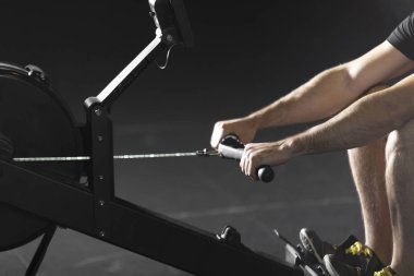 Bir spor salonunda egzersiz kadar genç sporcuların performans itmek. Karanlık fotoğraf konsepti ile kopyalama alanı metin alanı.