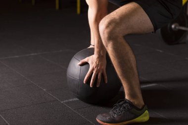 Spor salonunda bir tıp top ile duvar topu çekim pratik atlet.