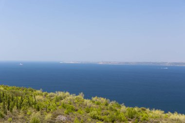 Güzelyalı sahil köyü Batı Türkiye'nin Çanakkale İli olduğunu. Derin yeşil ormanları tamamen derin mavi deniz ve keyifli çam kokusu ile çevrili şehir merkezine 15 km uzaklıktadır.