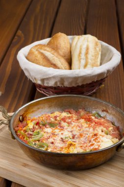 Türk kahvaltı Menemen ya da omlet domates salçası, biber, peynir ve sığır eti pastırma ile.