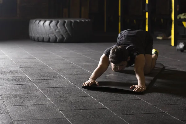 Joven Atleta Con Ropa Negra Practicando Flexiones Gimnasio — Foto de Stock