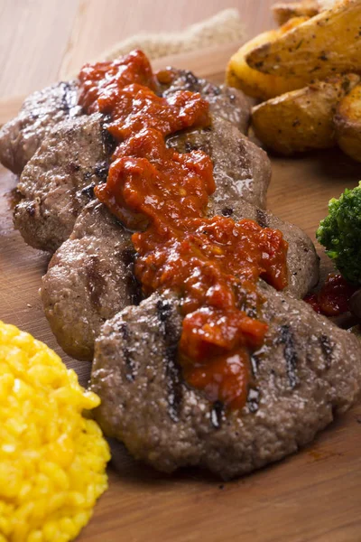 Albóndigas Parrilla Salsa Tomate Caliente Parte Superior Que Sirve Con —  Fotos de Stock