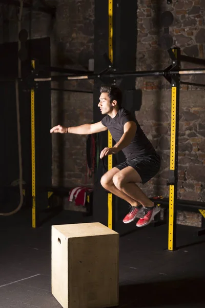 Hermoso Hombre Hispano Fuerte Realizando Salto Una Caja Gimnasio Entrenamiento — Foto de Stock