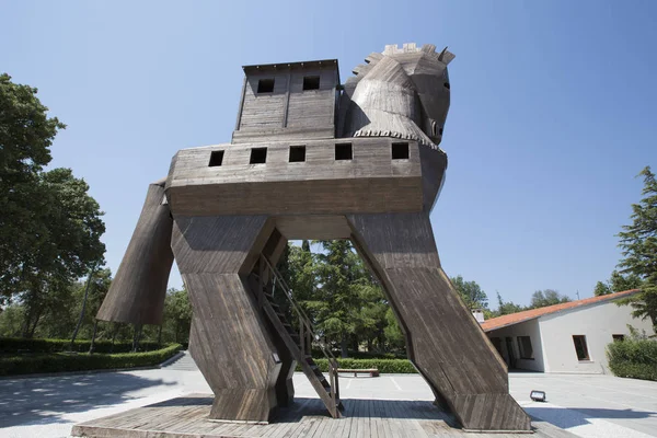 Réplica De Cavalo De Troia No Sítio Arqueológico De Troia Na Turquia De  Canakkale Fotografia Editorial - Imagem de turismo, filme: 232299477