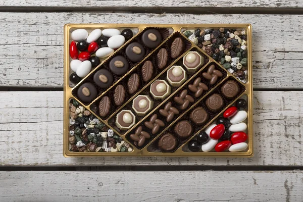 Caja Lujo Surtidos Trufas Chocolate Hechas Mano Sobre Fondo Rústico —  Fotos de Stock