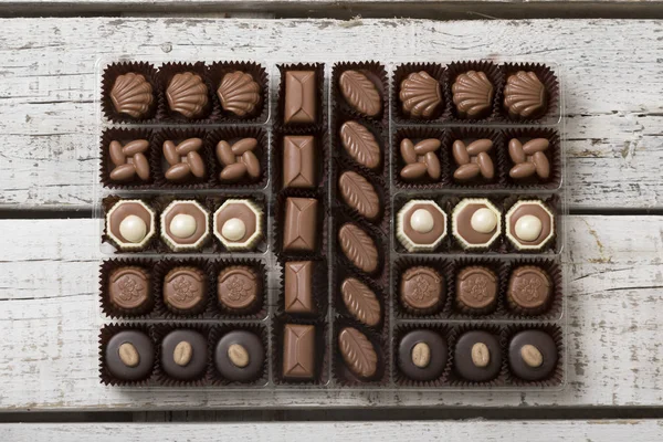 Luxe Doos Van Geassorteerde Handgemaakte Chocolade Truffels Witte Houten Rustieke — Stockfoto