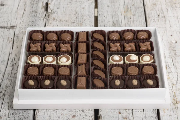 Luxe Doos Van Geassorteerde Handgemaakte Chocolade Truffels Witte Houten Rustieke — Stockfoto