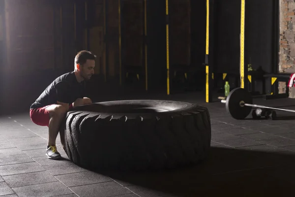 Black Shirt Man Flipping Big Heavy Tire Gym — Stock Photo, Image