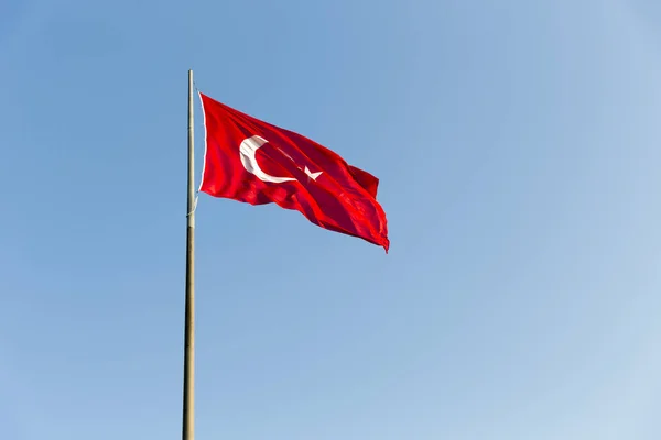 Turkse Vlag Lange Metalen Ijzeren Paal Zwaaien Blauwe Hemel Rode — Stockfoto