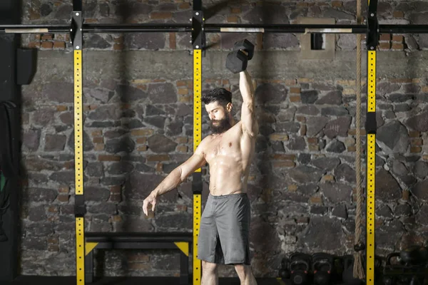 Joven Atleta Barbudo Sin Camisa Practicando Secuestros Mancuerna Gimnasio Concepto — Foto de Stock