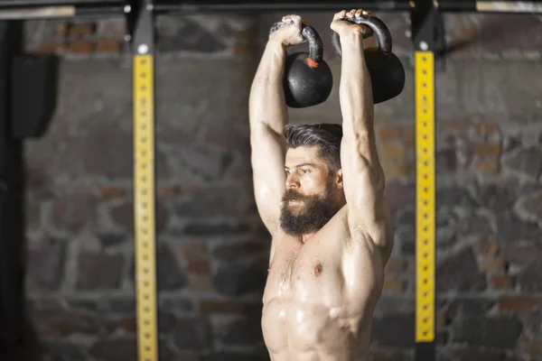 Joven Atleta Barbudo Sin Camisa Calentándose Con Pesas Para Hacer — Foto de Stock