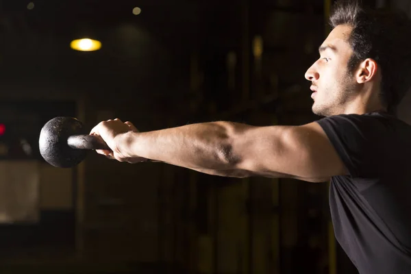 Kettlebell matkaplar spor salonunda egzersiz atlet. Karanlık fotoğraf kavramı kopya space.kettlebell, fitness, egzersiz, spor, egzersiz, Genç, su ısıtıcısı, çan, arka plan, eğitim, spor, güç, vücut ile,