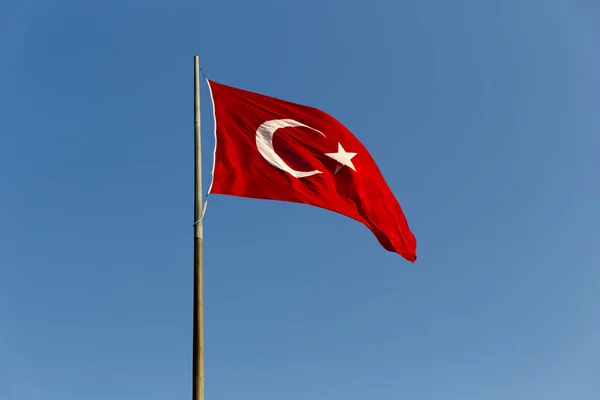 Turkse Vlag Lange Metalen Ijzeren Paal Zwaaien Blauwe Hemel Rode — Stockfoto
